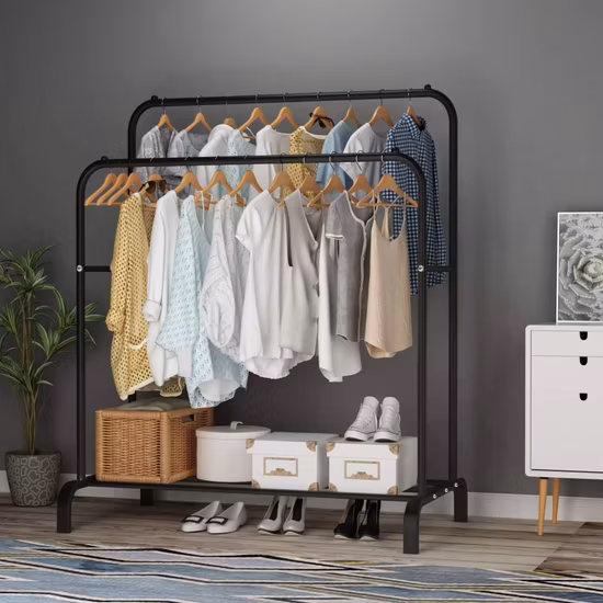 Переносная вешалка для одежды с двумя полками для подвешивания одежды.